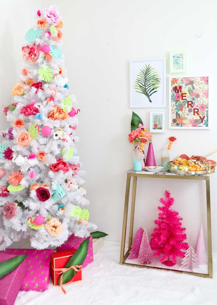 Árvore de Natal na sala com diferentes tonalidades de rosa e folhas de papel.