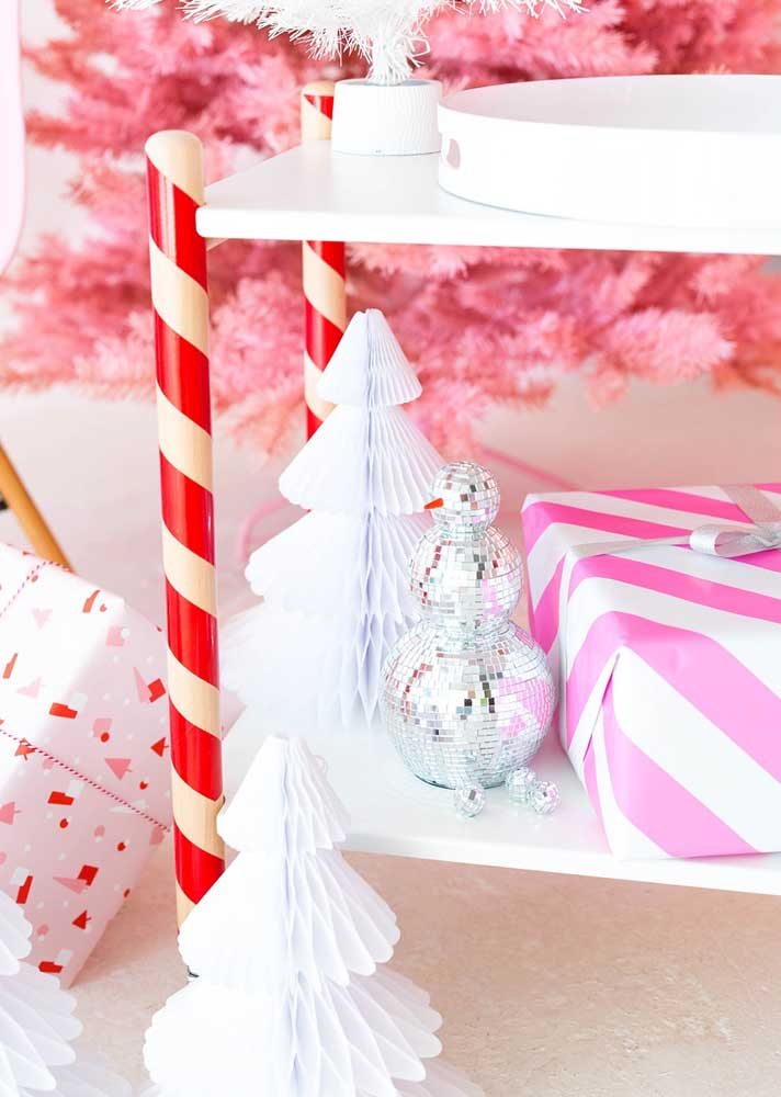 Detalhe das pequenas árvores de Natal de papel decorando o móvel da residência.