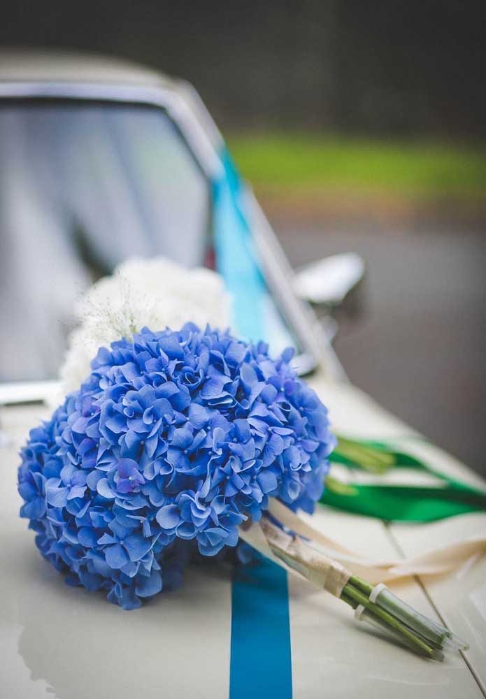 Buquê de flores azul para entrar no tema da festa.