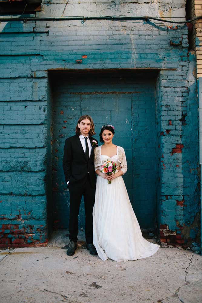 Cantinho da foto do casal com parede azul.