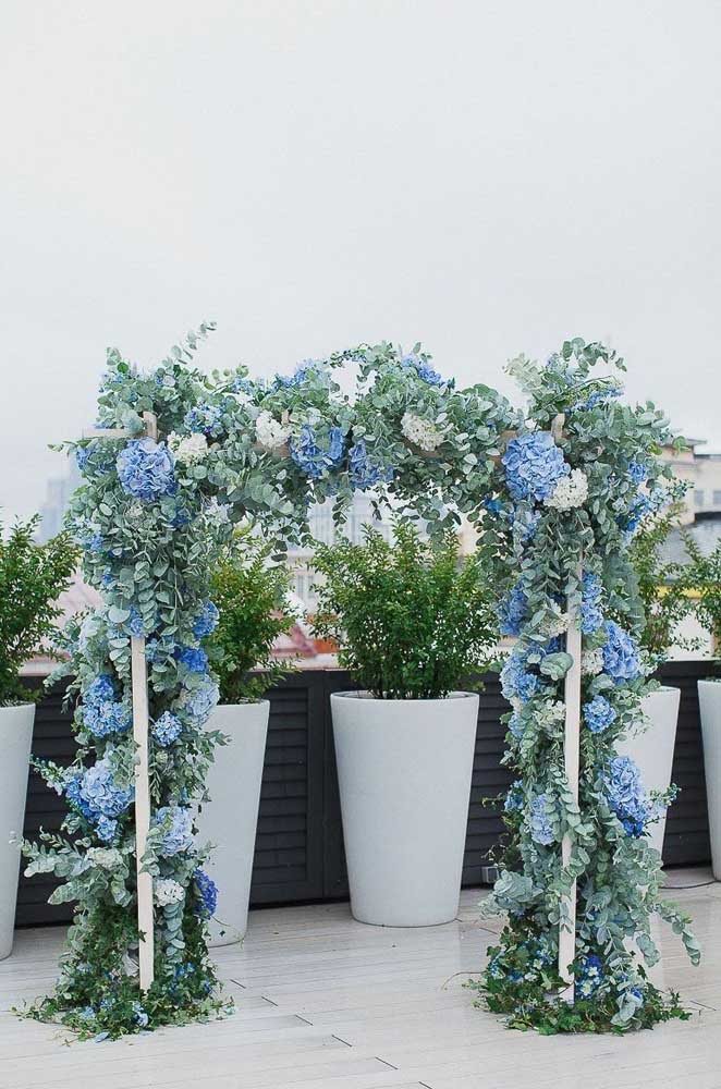 Arranjo externo com flores azuis e brancas para casamento.