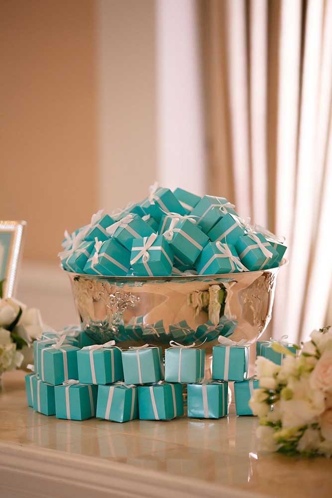 Azul Tiffany em caixinhas personalizadas para lembrancinhas na festa de casamento azul.