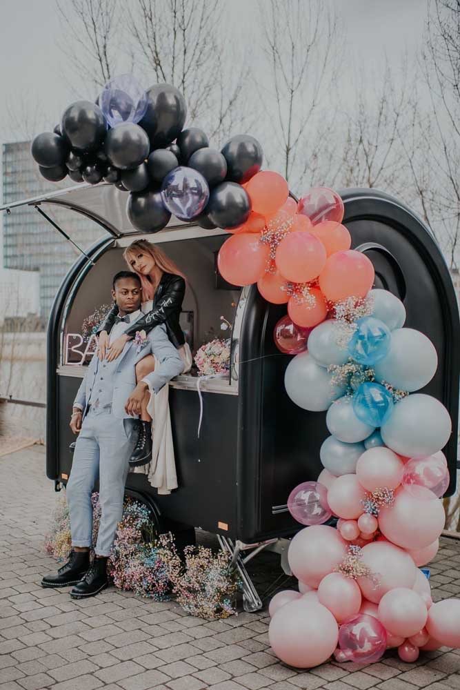 Food truck de casamento com decoração de balões personalizados.
