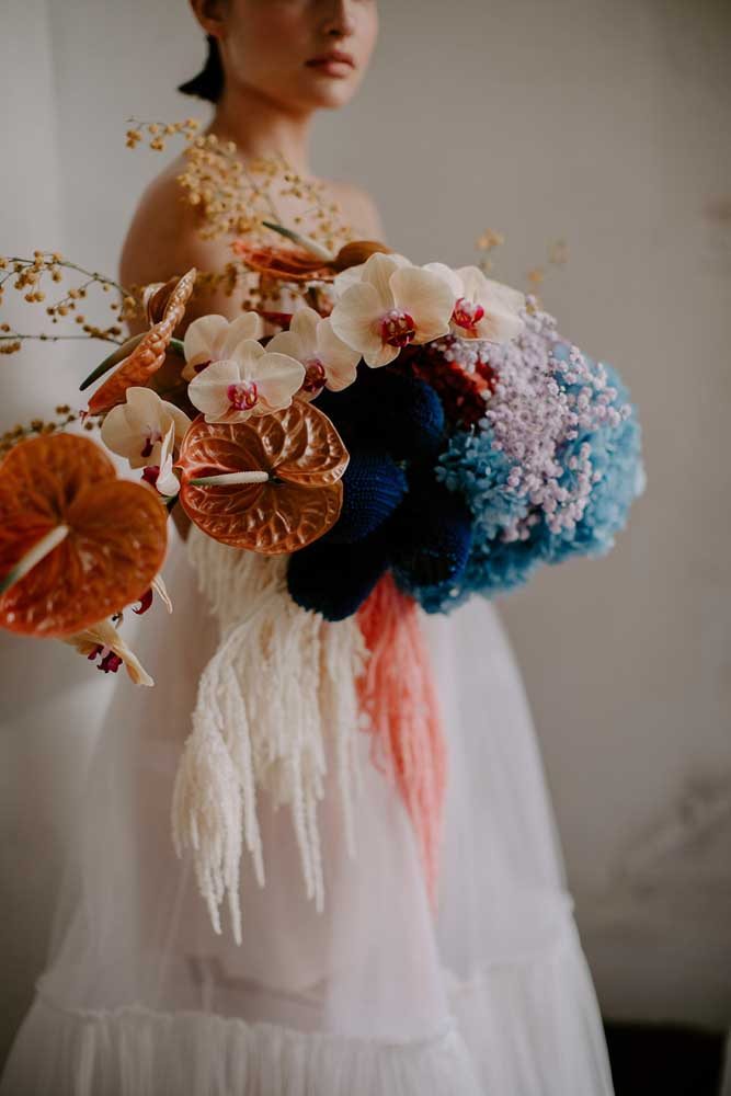 Buquê de flores azuis para festa de casamento com a mesma cor.