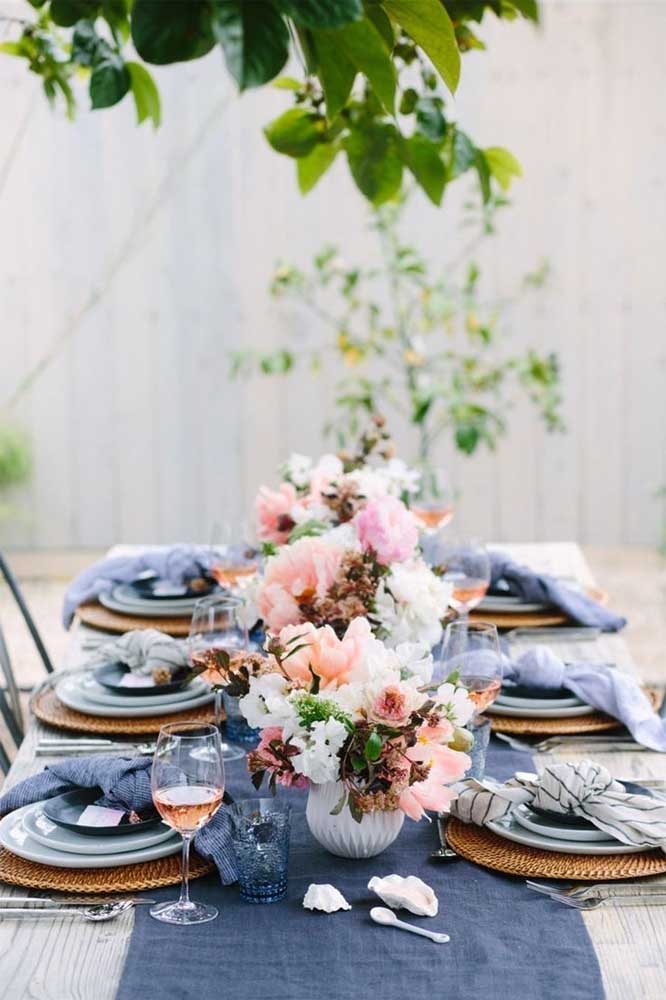 Decoração de mesa intimista para casamento com temática na cor Azul.