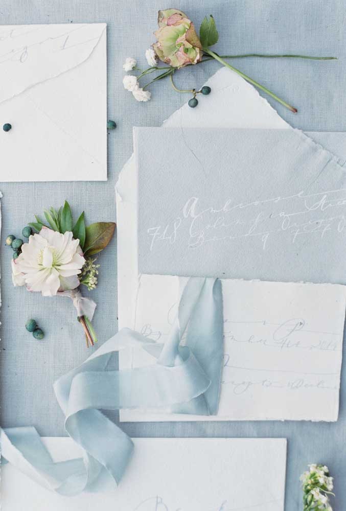 Paleta de cores de tecido e combinação de flores para casamento na cor azul.