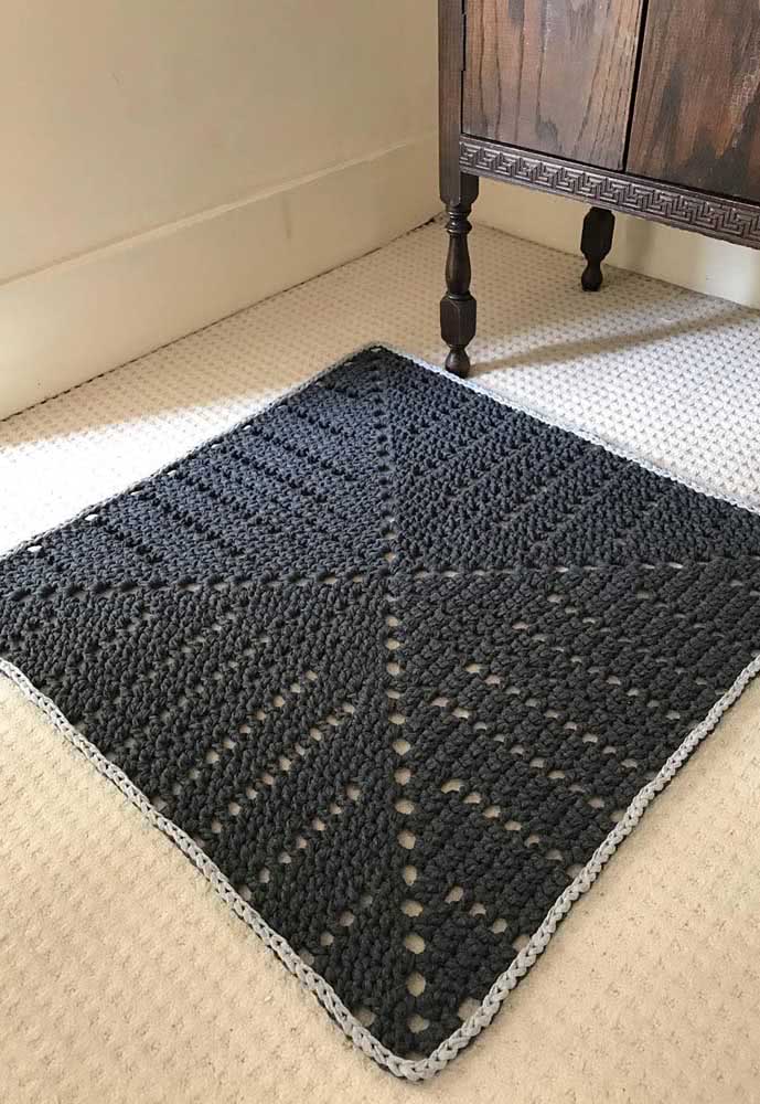 E que tal agora um tapete de crochê para porta quadrado e preto? 