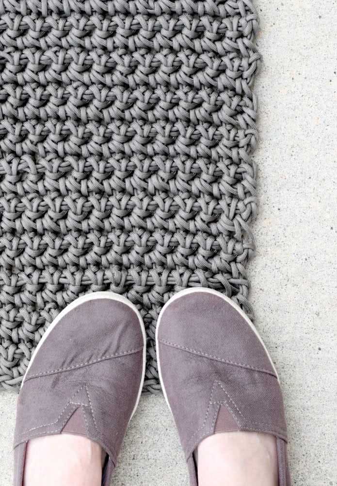 Quer uma versão moderna de tapete de crochê para porta? Então invista no cinza
