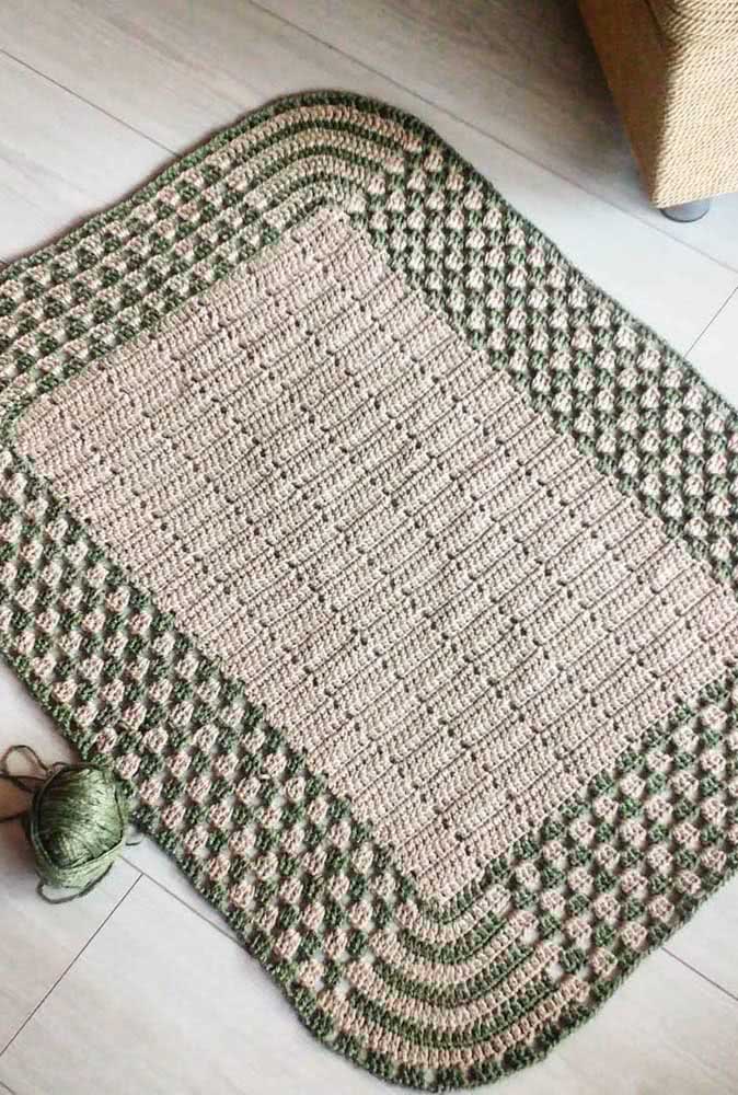Bordas arredondadas e duas cores para fugir do formato padrão dos tapetes de crochê para porta