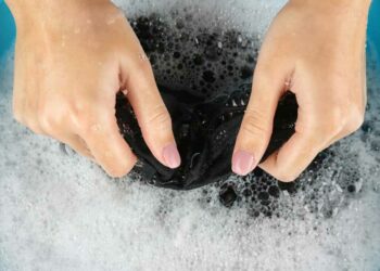 Como lavar a roupa na mão: técnicas diversas para ninguém colocar defeito