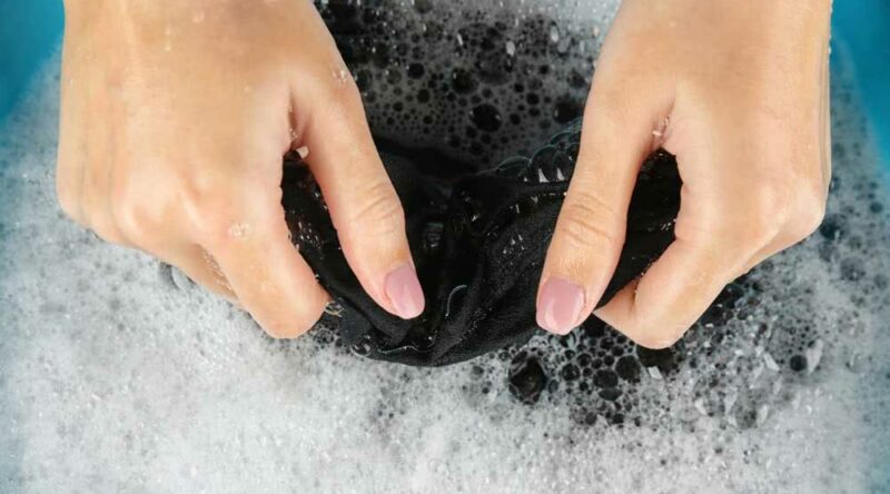 Como lavar a roupa na mão: veja o passo a passo prático para você seguir