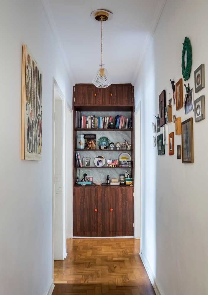 Um armário embutido para aproveitar o espaço no final do corredor