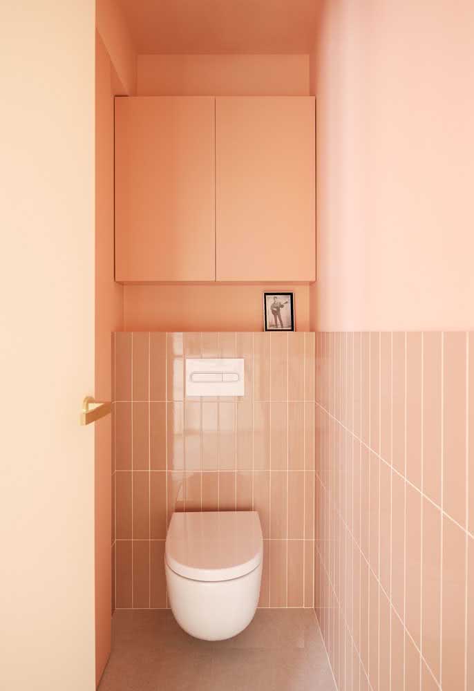 Nesse banheiro, o armário embutido pequeno segue a arquitetura original da parede