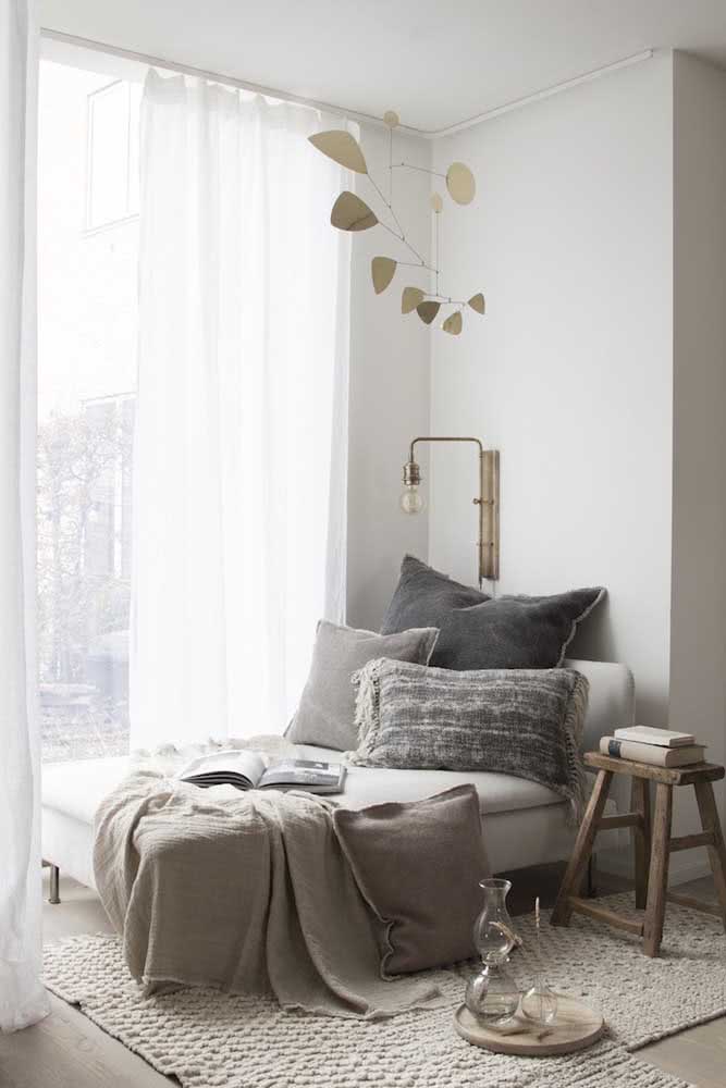 Um sofá divã na sala para curtir dias frios e preguiçosos