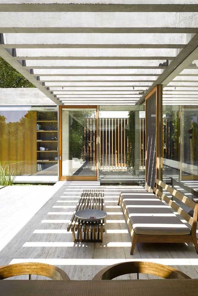 Pergolado de concreto com vidro: modernidade e elegância na entrada da casa
