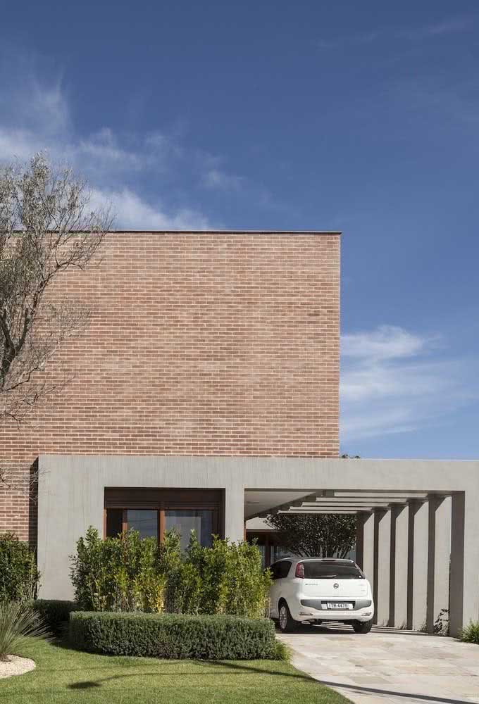 Casa moderna com pergolado de concreto para garagem, afinal, sempre dá para inovar na fachada