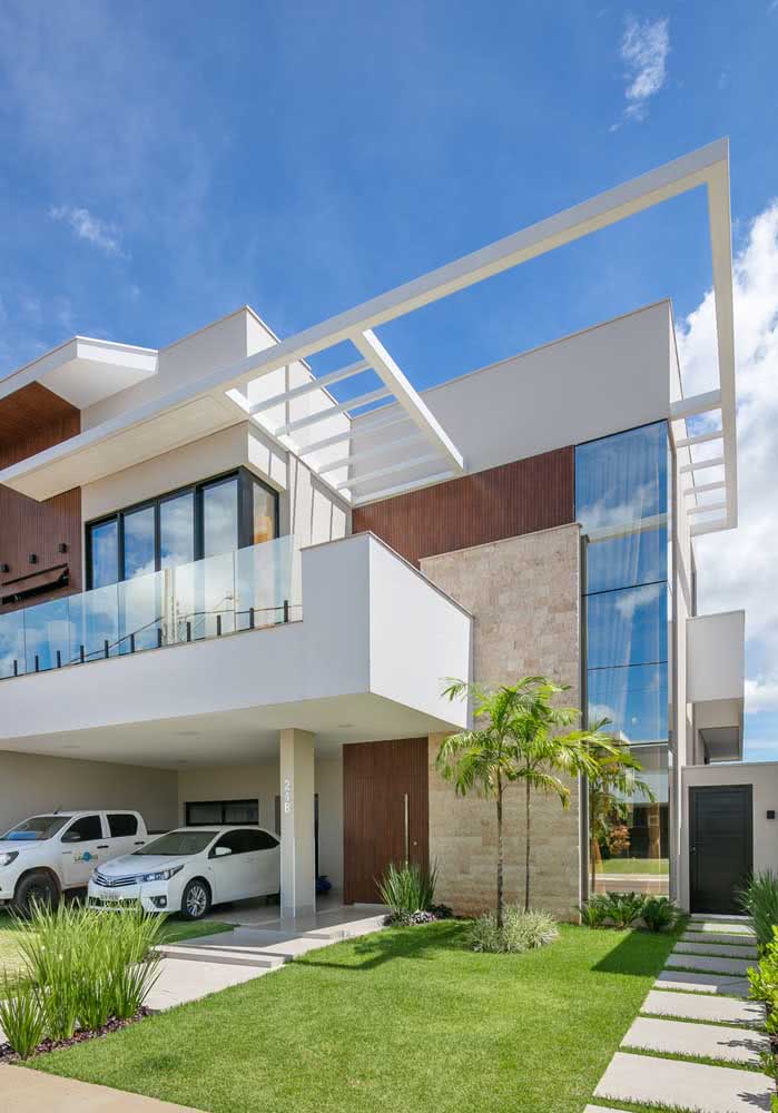 Fachada de casa com pergolado de concreto: visual arrojado e moderno