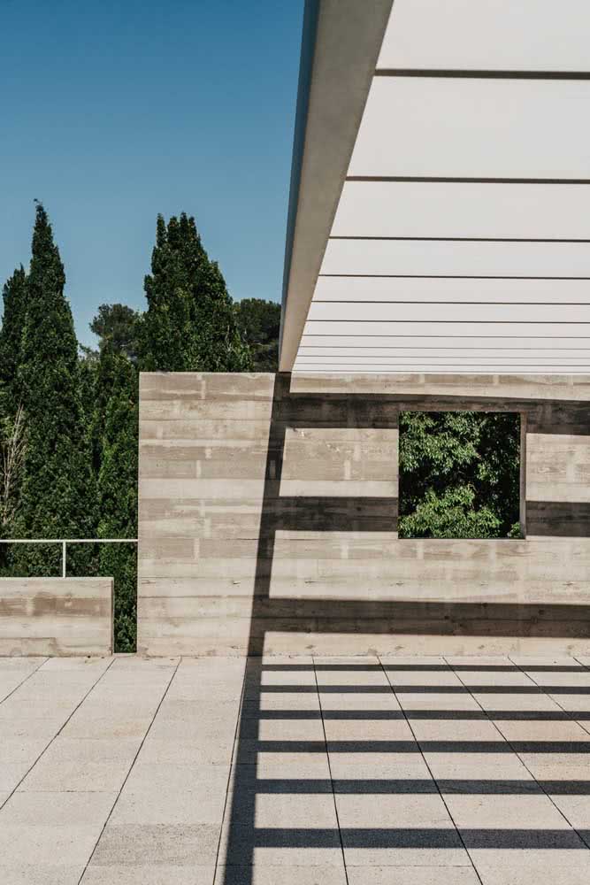 Pergolado de concreto em muro: solução para cobertura de áreas externas