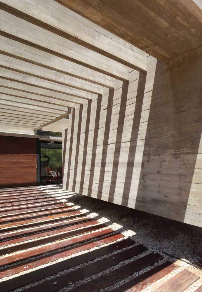 Pergolado de concreto valorizado pelo efeito da luz solar