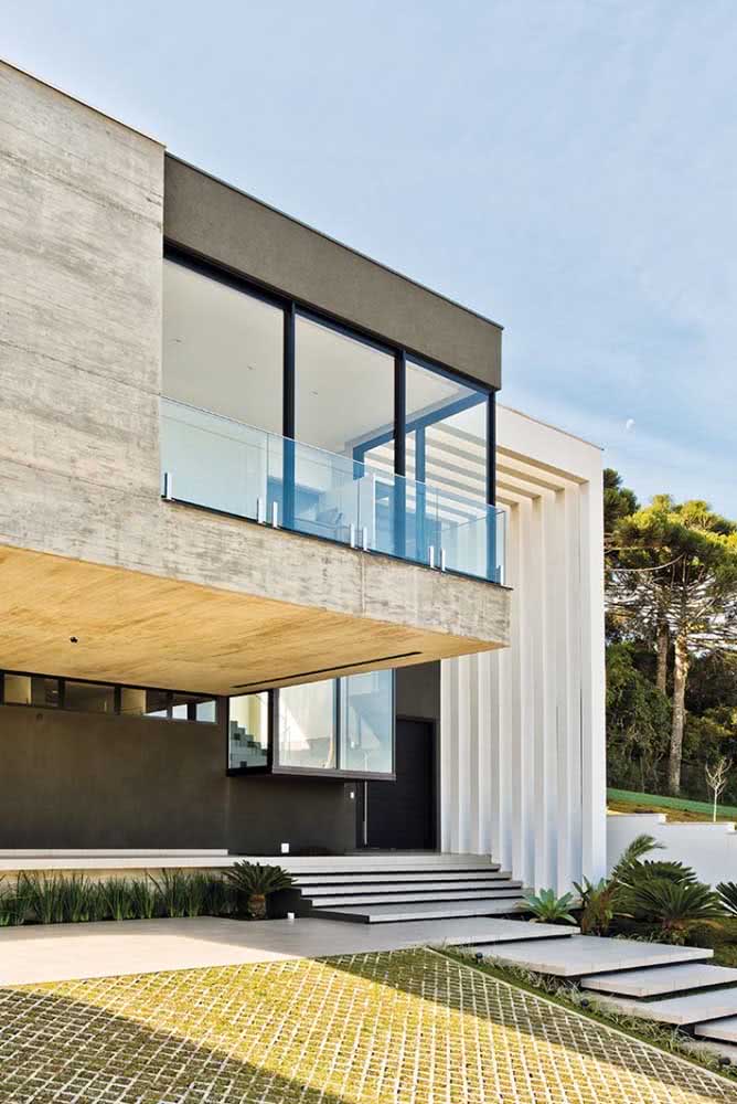 Pergolado de concreto na fachada da casa. Toque de modernidade e sofisticação
