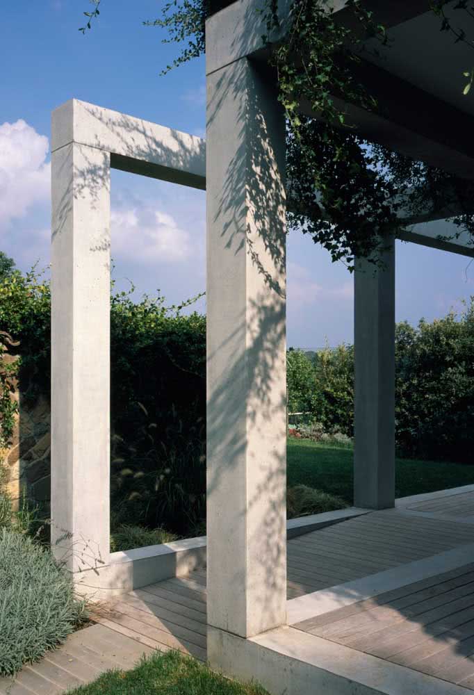 Uma linda recepção com o pergolado de concreto no jardim 