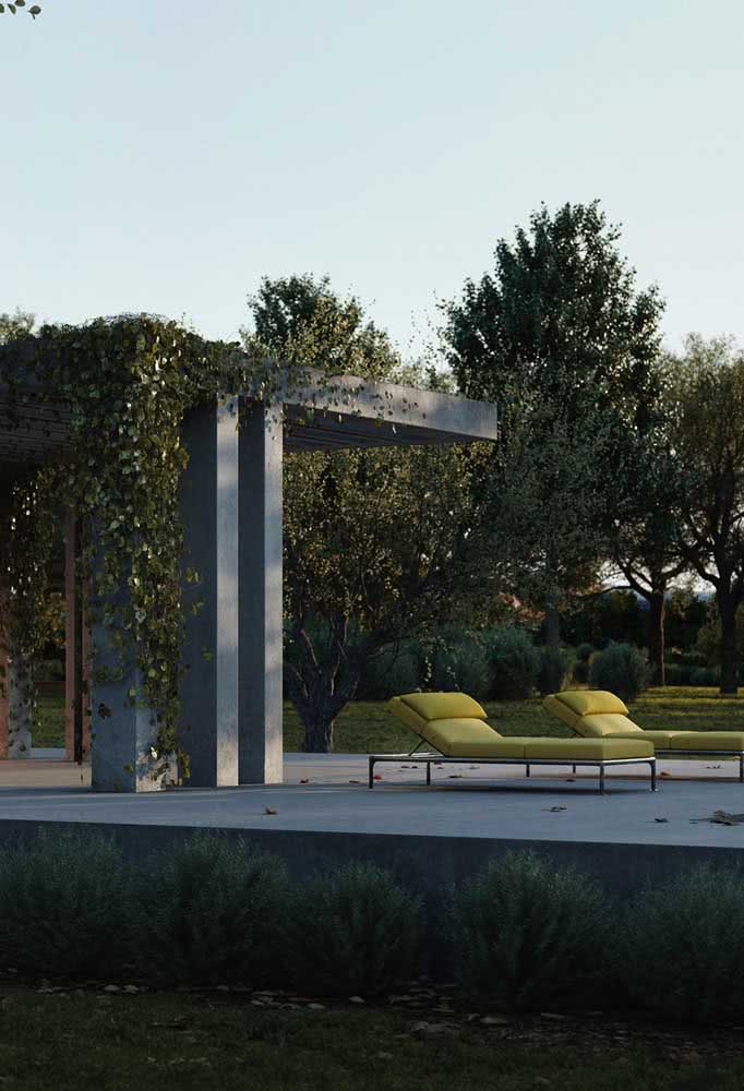 Pergolado de concreto com plantas no jardim: um local feito para relaxar