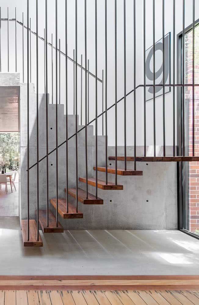 Concreto, metal e madeira: um mix de materiais perfeito para a escada flutuante industrial
