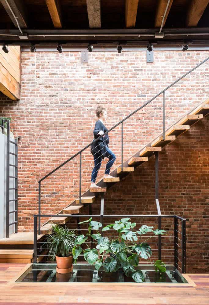 Escada flutuante de madeira com detalhes metálicos: a combinação perfeita para o ambiente industrial