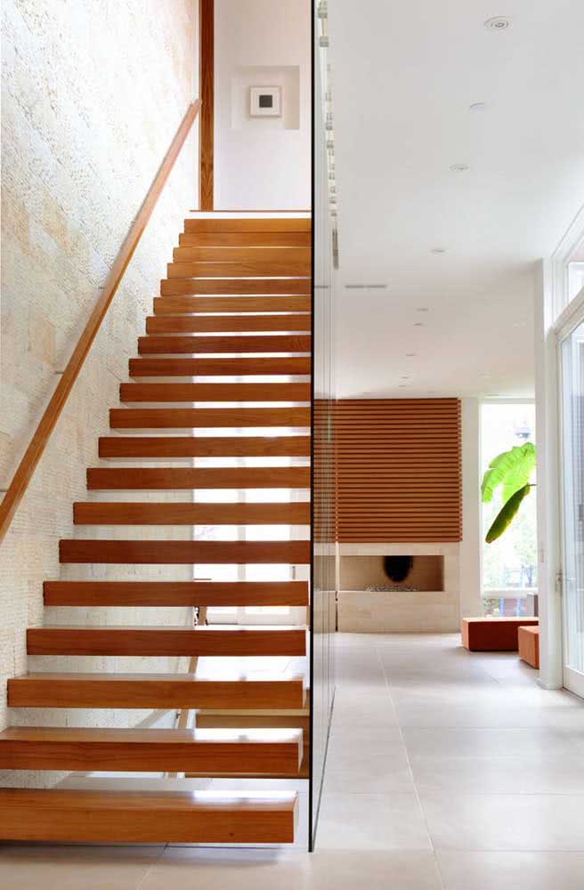 Escada flutuante de madeira: moderna, sem perder a classe