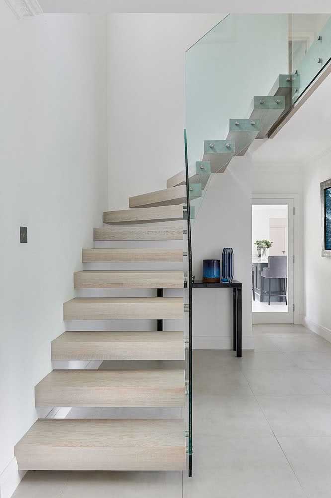 Escada flutuante de concreto e vidro para uma casa moderna e despojada