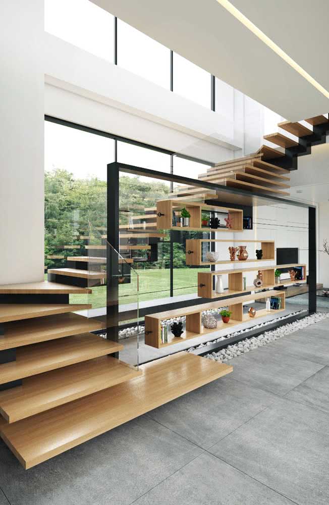 Que tal combinar a escada flutuante de madeira com a estante da sala?