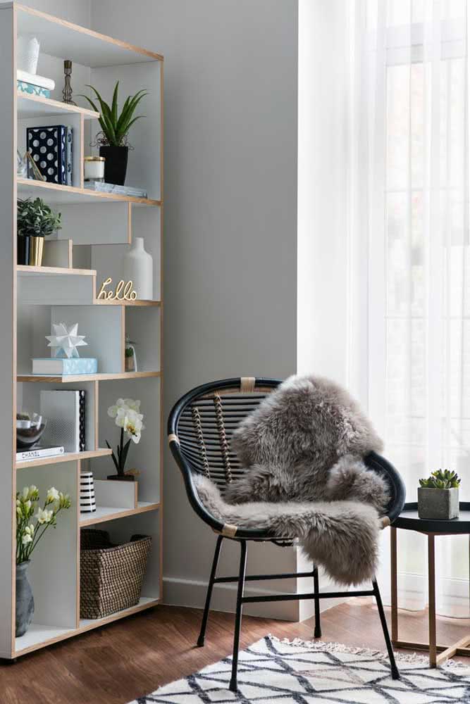 Cadeira de vime preto moderna decorando com estilo e elegância a sala de estar