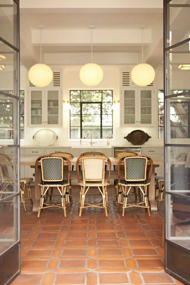 A cozinha rústica e aconchegante apostou no conjunto de cadeiras de vime e bambu para a mesa de jantar