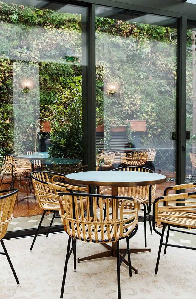 Restaurantes e bares também podem tirar proveito da beleza e conforto das cadeiras de vime