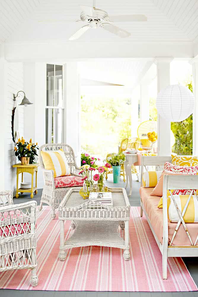 Cadeira de vime branca com mesa e sofá: conjunto perfeito para uma decoração rústica e romântica 