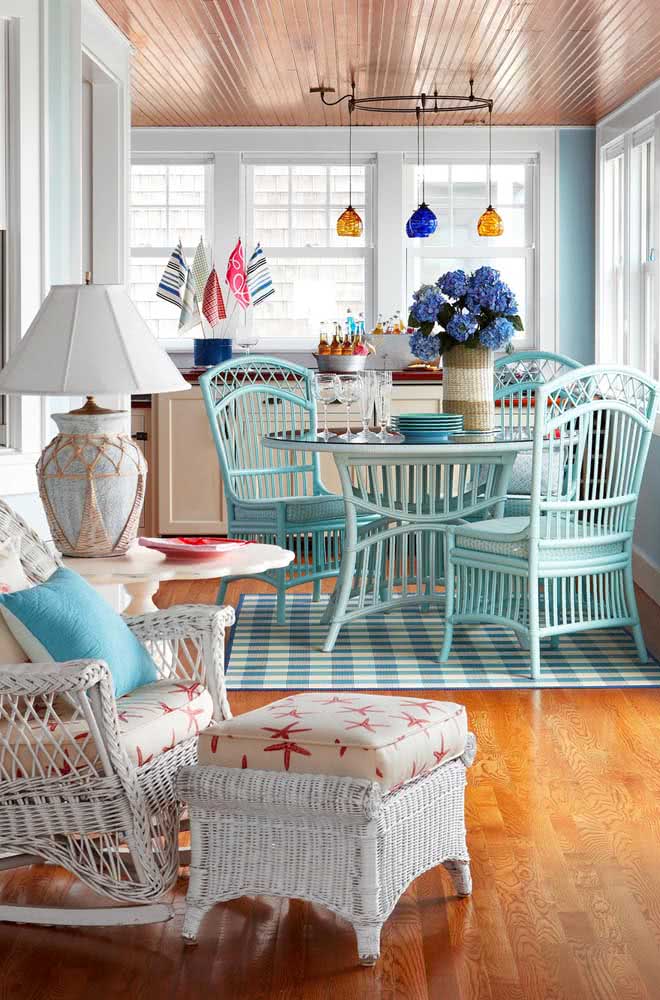 Mesa e cadeiras de vime azul claro fechando a decoração de estilo vintage