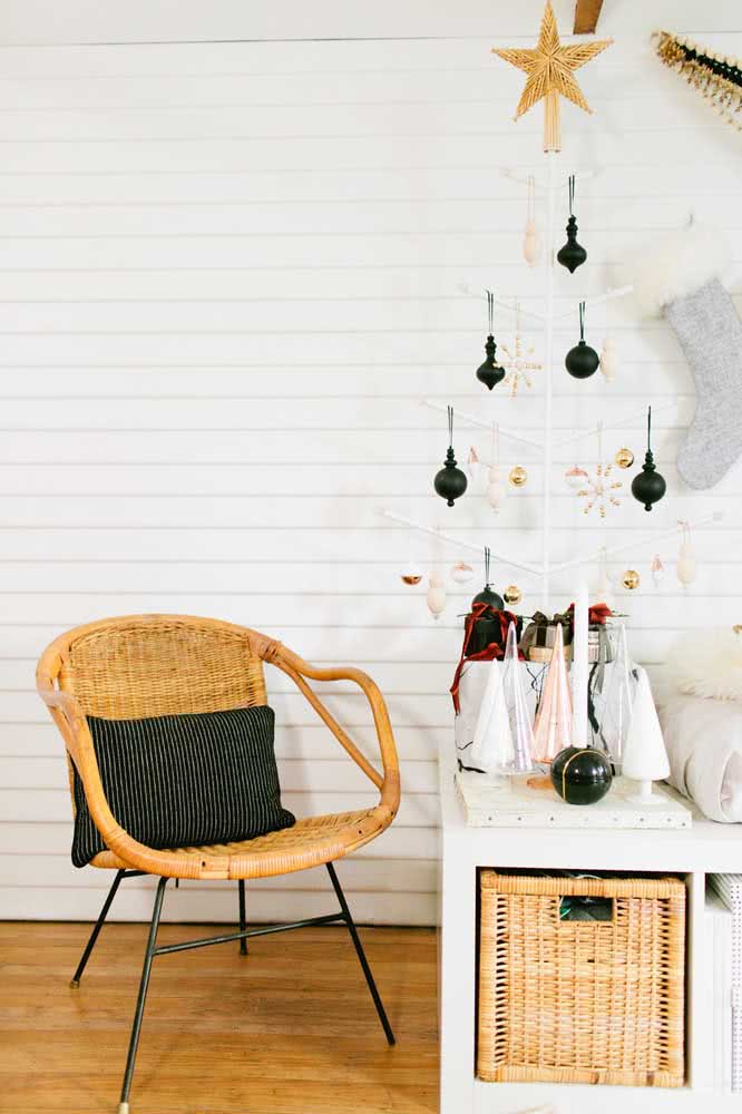 Utilize outros elementos de fibra natural junto com a cadeira de vime para destacar ainda mais o estilo da decoração