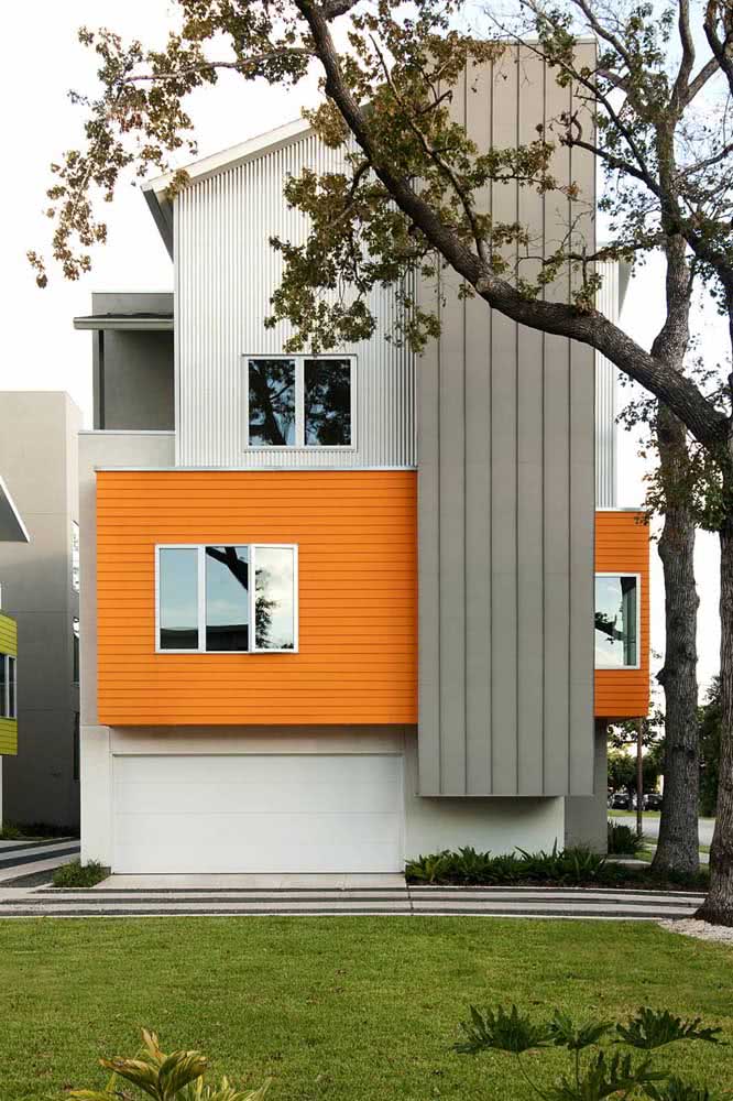 Um toque de ousadia com a cor laranja na fachada 