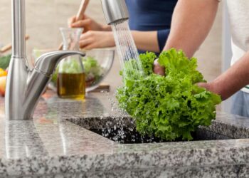 Como lavar alface: aprenda o passo a passo simples e fácil
