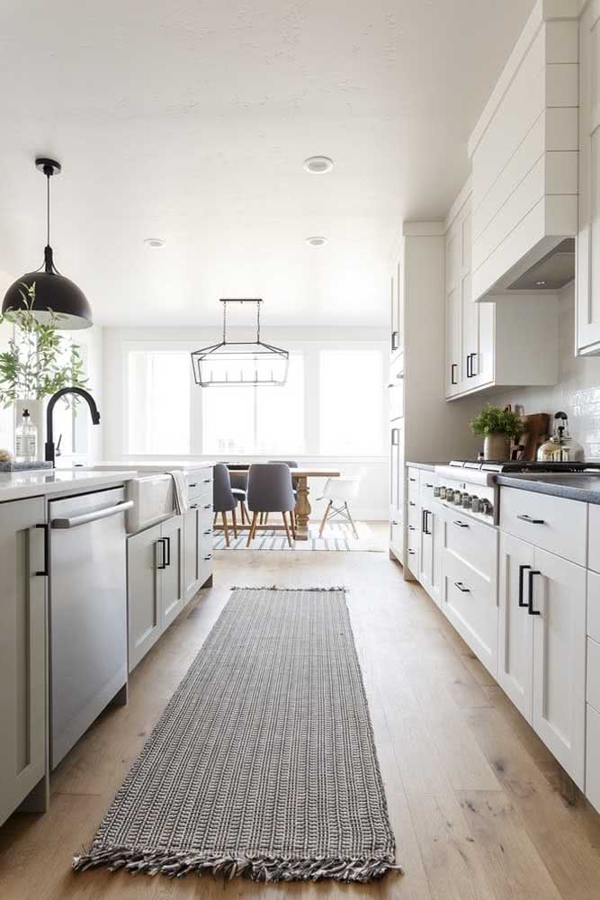 Modelo de tapete de crochê ou passadeira grande e estreita para seguir todo o balcão da cozinha.