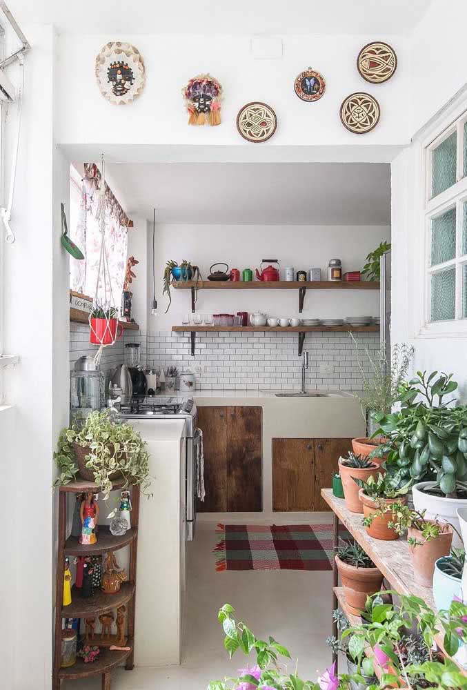 Tapete de crochê quadriculado com tons de vermelho e verde com muito charme nesta cozinha rústica.