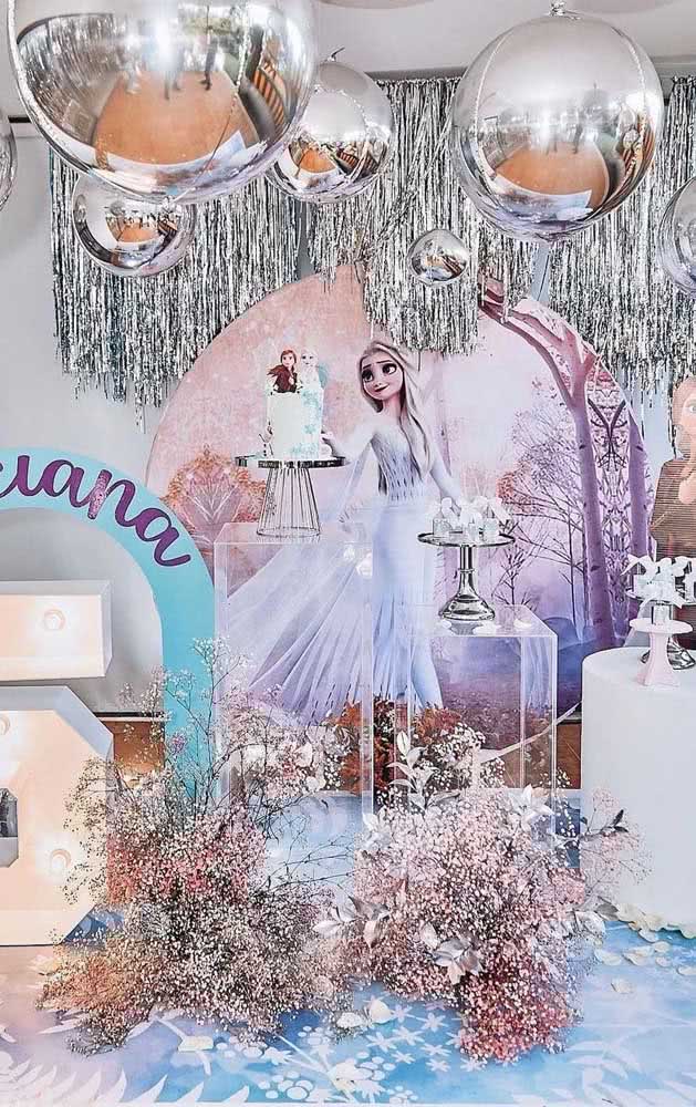O tema Frozen é um dos mais procurados pelas pequenas e certamente você irá encontrar itens em lojas de decoração de festas.