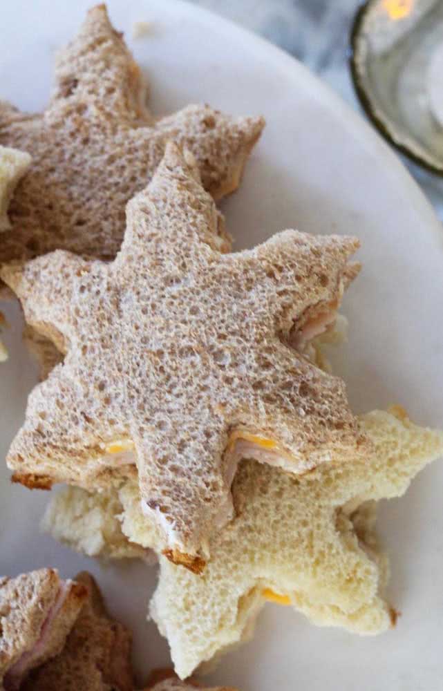 Detalhes dos pães em formato de estrela como mini-sanduíches.