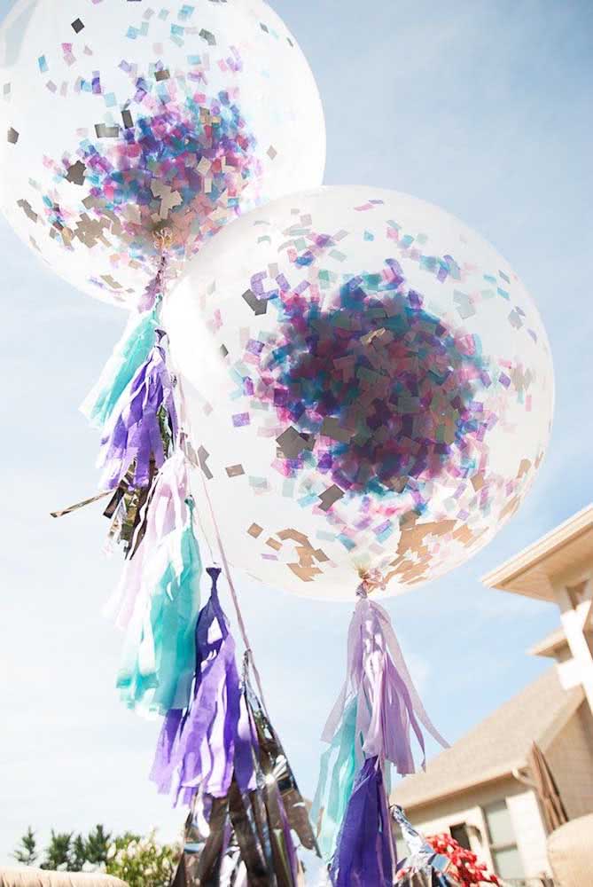 Balões prontos para serem estourados com doces para as crianças.
