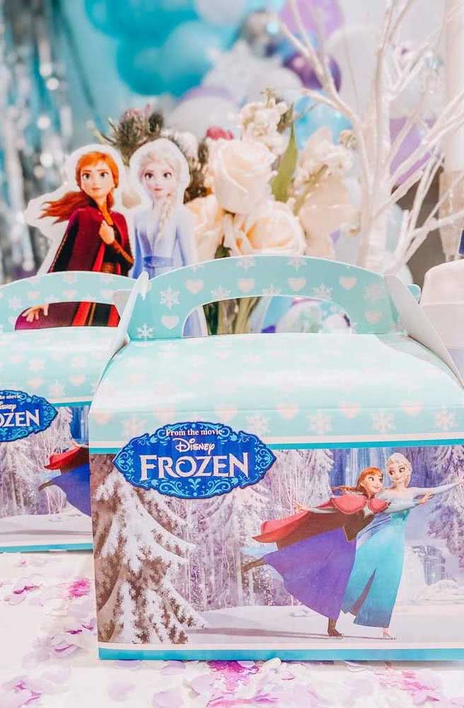 Caixinha de lembrancinha personalizada com o tema Frozen.