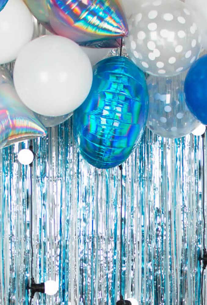 Detalhe para as fitas e os balões na decoração para uma festa Frozen incrível.