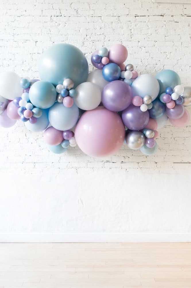 Modelo de arco de balões Frozen simples mas muito colorido.