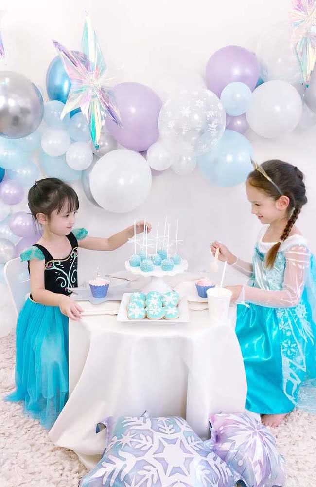 Mesa simples, baixa e redonda para as meninas brincarem com deliciosos cupcakes.