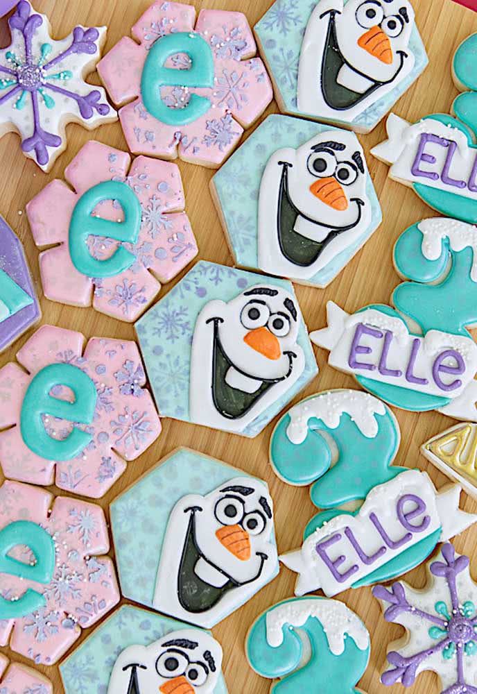 Biscoitos coloridos e interessantes do tema da Frozen