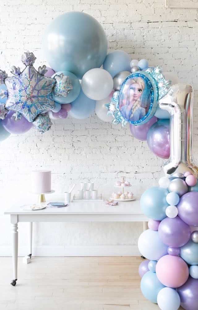 Se você pretende fazer uma mesa simples, capriche na decoração dos arcos com balões.
